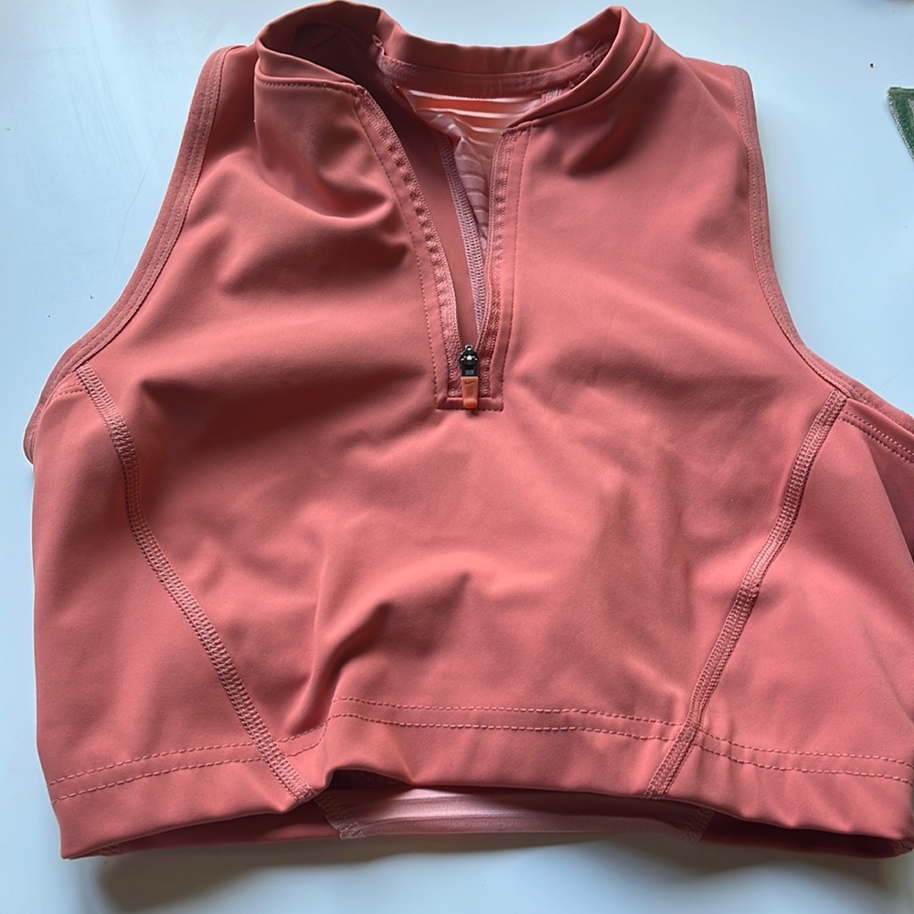 Cute cropped running top, a small fit, quater zip